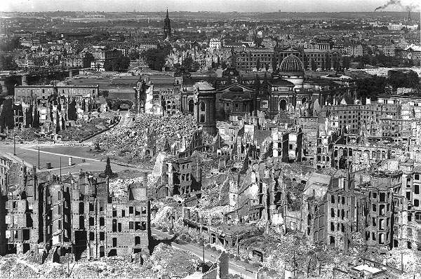 Leteck� pohled na centrum Dr��an a kostel Panny Marie v roce 1949. Foto: http://www.loc.gov