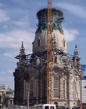 Stavba, dokon�ov�n� kupole ve v��ce okolo 80m. L�to 2003. Foto: http://www.friendsofdresden.org