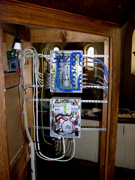 Elektroinstalace v postamentu sk��n�.