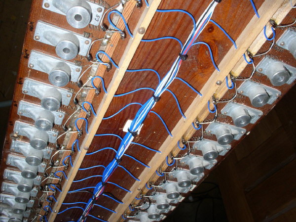 Pohled na elektromagnetick� ventily ve vzdu�nici druh�ho manu�lu a ped�lu (UNIT).