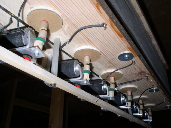 Elektromagnety ovl�d�n� m�ch� z�suvek.