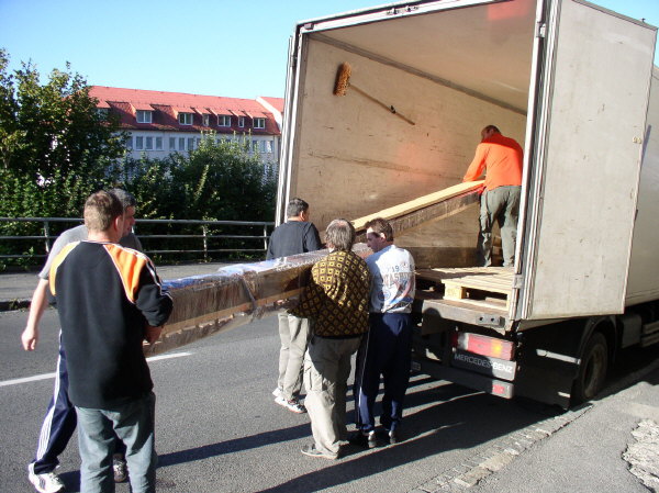 Nakl�d�n� n�stroje. Vset�n, 19. z��� 2005