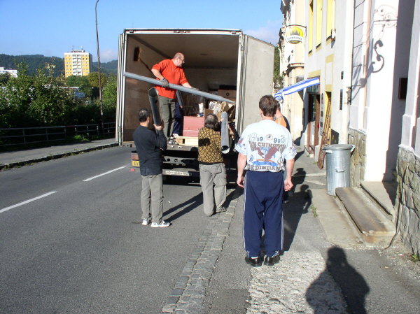 Nakl�d�n� n�stroje. Vset�n, 19. z��� 2005
